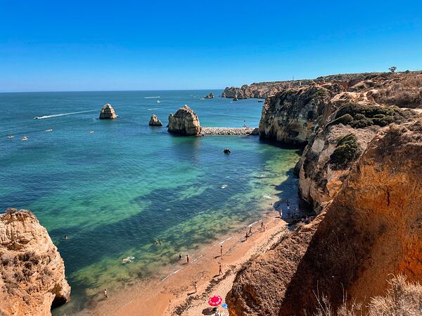 De-a lungul drumului, înotul în mare vă așteaptă, dar aveți grijă la lipsa dușurilor pe plajă pentru a scăpa de sare