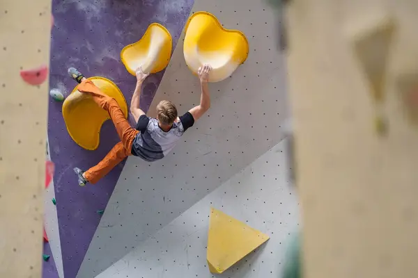 heel‑hooking în haine Rafiki