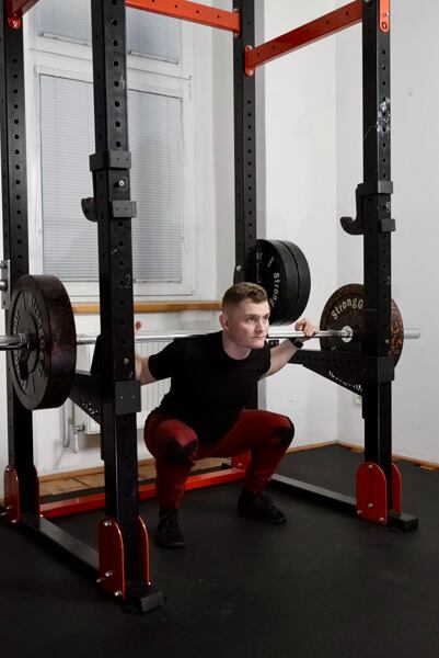 B1 Genuflexiuni cu bara pe spate: 2 serii grele a câte 6 repetări