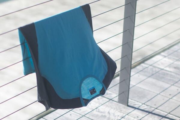 Trebuie doar să agăți lenjeria intimă funcțională din merinos, nu trebuie să o speli după fiecare utilizare