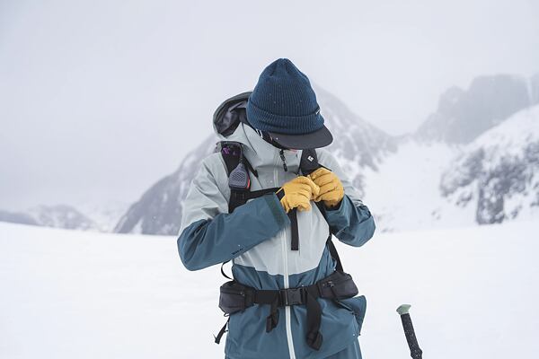 Dacă ninge sau plouă în timpul activității de iarnă, îmbrăcați-vă în prealabil cu un strat impermeabil