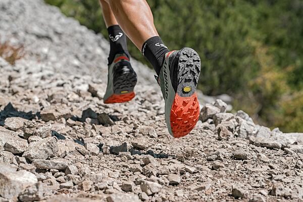 Proeminențele de câțiva milimetri asigură o aderență și tracțiune perfectă pe teren accidentat