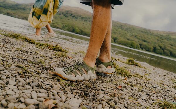 Materialul baretelor sandalelor este impermeabil, ceea ce înseamnă că nu absoarbe apa, așa că se usucă repede.