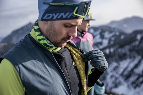 Pentru sporturile de iarnă cu intensitate mare de mișcare, este necesar să purtați straturi permeabile la vapori.