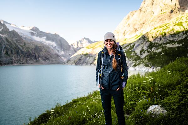 Îmbrăcămintea funcțională pentru exterior oferă caracteristici care asigură confortul în timpul activităților în aer liber