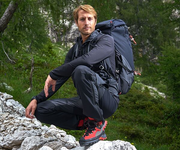 Fermoarele lungi în partea de jos a piciorului și fermoarele laterale pe exteriorul coapselor oferă bonusuri semnificative