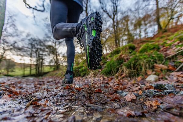 Pe un teren ud sau în iarbă umedă, pantofii impermeabili îți vor fi de mare ajutor