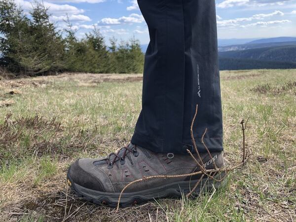 Fermoarul de pe picior poate fi acoperit cu o clapă de protecție