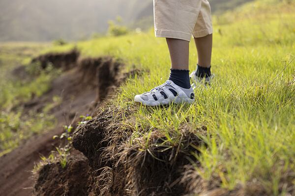 Ponožky v sandálech se kvůli praktičnosti stále více stávají trendem (i když v ČR je to spíše klasika) Ponožky v sandálech se kvůli praktičnosti stále více stávají trendem (i když v ČR je to spíše klasika)