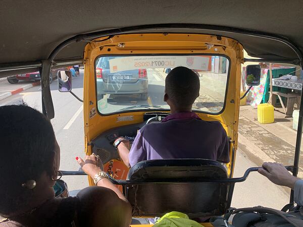 Călătoria cu tuk-tuk-ul comun este probabil cea mai simplă și mai ieftină metodă de transport în Madagascar. Acolo unde nu ajunge tuk-tuk-ul, intervine jeep-ul. Închirierea unei mașini fără șofer în Madagascar nu este posibilă.