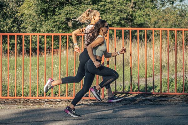 Talpa pantofilor de alergare pe asfalt are un model fin pentru o tracțiune bună pe suprafețele netede