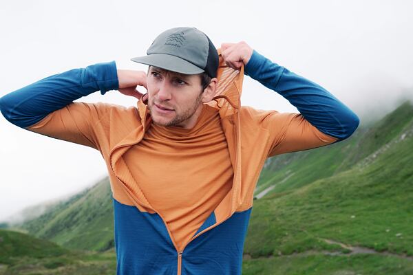 Un hanorac din lână merinos este un al doilea strat excelent și călduros.